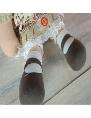 Poupée de chiffon classique en robe marron écru