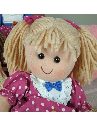 Muñeca clásica de trapo con vestido de color rosa
