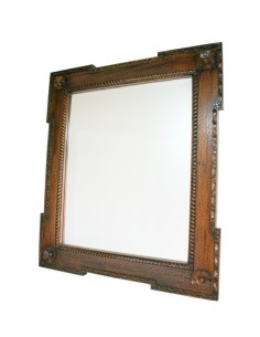 Espejo de pared de madera maciza caoba tallada y cristal biselado. Medidas totales: 100x88x5 cm.