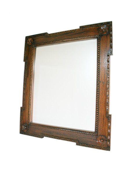 Espejo de pared de madera maciza caoba tallada y cristal biselado. Medidas totales: 100x88x5 cm.