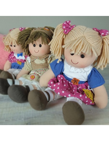 Muñeca clásica de trapo con vestido de color rosa