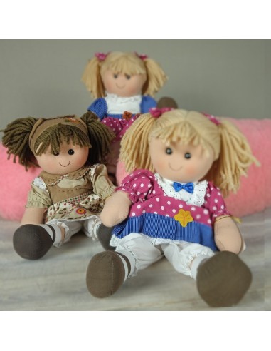 Muñeca clásica de trapo con vestido de color rosa