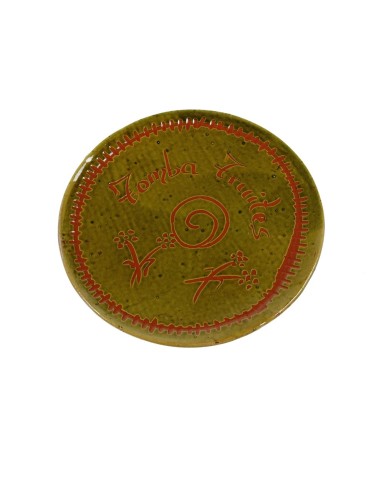 La plaque de couvercle retourne les tortillas en céramique d'argile verte, fabrication artisanale d'ustensiles de cuisine.