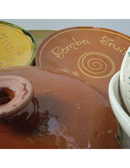 Tapa plato voltea gira tortillas de cerámica de arcilla color verde fabricación artesanal útiles de cocina.