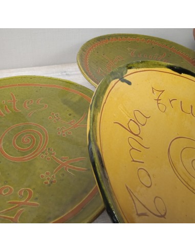 Tapa plato voltea gira tortillas de cerámica de arcilla color verde fabricación artesanal útiles de cocina.