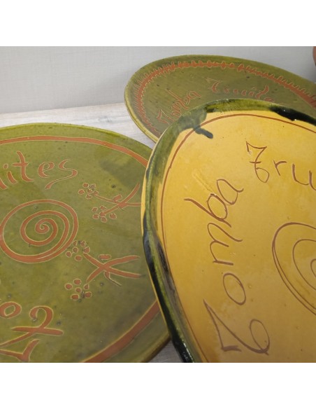 Tapa plato voltea gira tortillas de cerámica de arcilla color verde fabricación artesanal útiles de cocina.