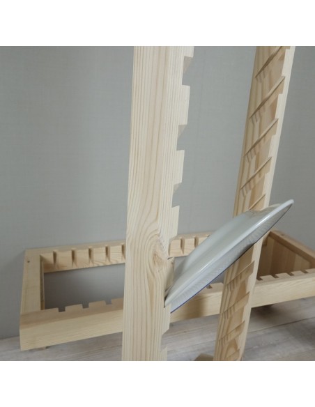 Porte-assiettes vertical en bois avec 12 assiettes de Ø 25 cm. accrocher au mur, à la cuisine.