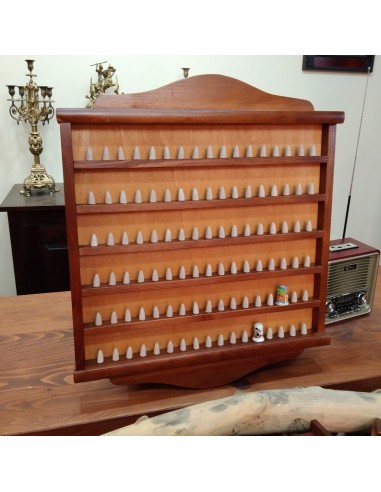 Porta dedales de madera 102 unidades color nogal vitrina expositor para pared decoración hogar.