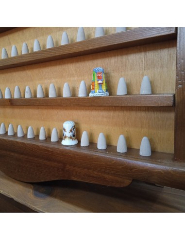 Porta dedales de madera 102 unidades color nogal vitrina expositor para pared decoración hogar.