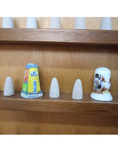 Porta dedales de madera 102 unidades color nogal vitrina expositor para pared decoración hogar.