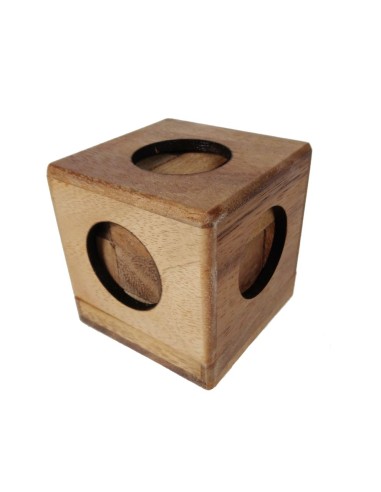 Jeu de puzzle cube en bois. Jeu de stratégie, de logique