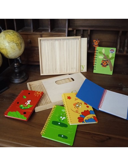 Libreta Infantil Hojas a Rayas con tapas de madera de Color Verde decorada con Rana y Sol