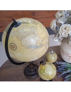 Globe terrestre de style vintage avec piédestal en bois de couleur foncée. 2