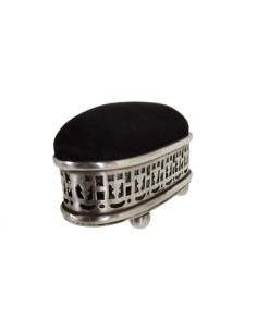 Alfiletero Vintage con Base Metálica – Elegancia y Comodidad para tu Costura