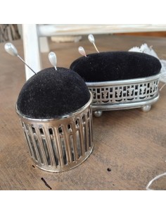 Alfiletero Redondo, Cojín de Alfiler con Soporte de Metal Plateado, Accesorio de Costura, Estilo Vintage. 2
