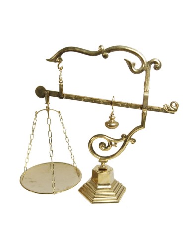 Balance décorative ancienne en laiton doré, style vintage, classique ou institutionnel. Dimensions : 41 x 44 x 19 cm.