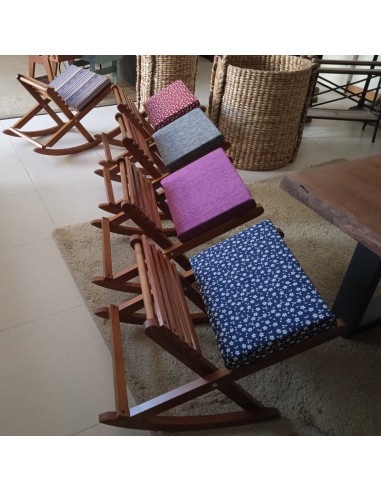 Reposapiés Plegable de Madera Maciza de Base Ancha Color Nogal y Acolchado Naranja Mueble Auxiliar. Reposapiés Plegable de Madera Maciza de Base Ancha Color Nogal y Acolchado Naranja Mueble Auxiliar.