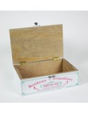 Caja de madera decorada con litografía que nos evocan a tiempos pasados y de estilo vintage. Puedes guardar bombones, caramelos