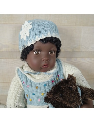 Poupée classique avec robe en tricot et ours en peluche, un jouet nostalgique d'une grande beauté