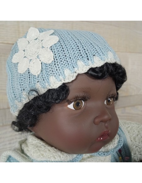 Muñeca clásica con vestido de punto y con osito, juguete nostálgico de gran belleza.