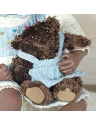 Poupée classique avec robe en tricot et ours en peluche, un jouet nostalgique d'une grande beauté
