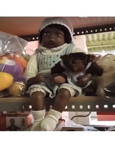 Muñeca clásica con vestido de punto y con osito, juguete nostálgico de gran belleza.