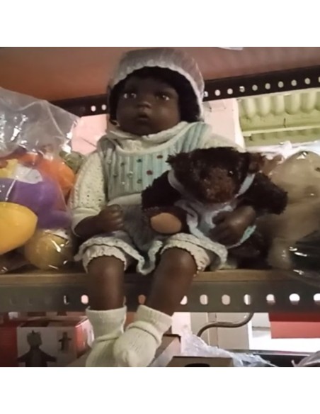 Muñeca clásica con vestido de punto y con osito, juguete nostálgico de gran belleza.