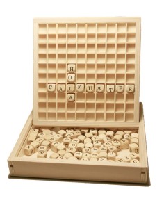 Former des mots en bois jeu de lettres dans un jeu d'enfant vertical et horizontal pour former des phrases