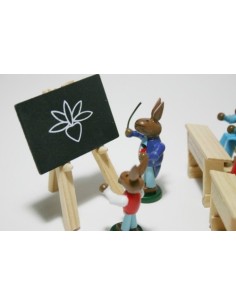 Ninots de llebres amb pupitres a l'escola amb mestre 2