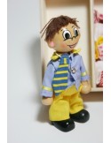Muñeco y muñeca de madera con ropa para vestir