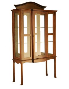 Vitrina de Fusta Massissa de Caoba amb Prestatges de Cristall i Talla Decorativa, Estil Colonial.