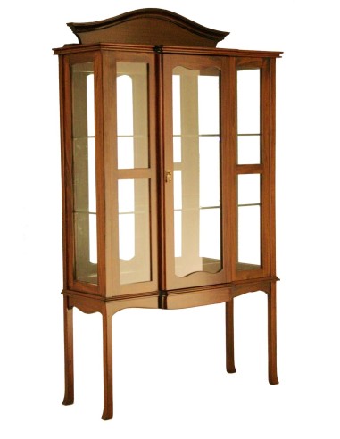 Vitrina de Fusta Massissa de Caoba amb Prestatges de Cristall i Talla Decorativa, Estil Colonial.