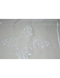 Chemin de table brodé de couleur crème pour une décoration vintage rustique. 2