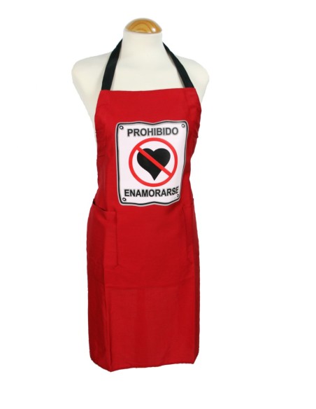 Delantal rojo para cocina con anagrama Prohibido Enamorarse y bolsillos laterales. Medidas: 78x65 cm.