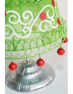 Petit sapin de Noël en fer vert et multicolore avec boules décoratives rouges et étoile. 2