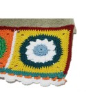 Toalla de baño color granate con cenefa de ganchillo estilo hippie