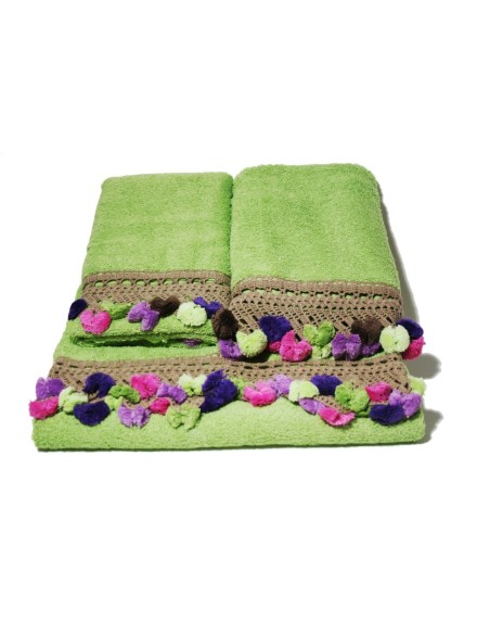 Juego de 3 toallas de baño color verde con cenefa de puntilla y pompones estilo vintage. Medidas: 3 piezas
