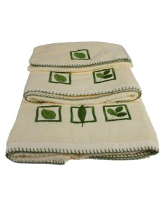 Juego de 3 toallas de baño color crudo con dibujos bordados de color verde. Medidas: 3 piezas