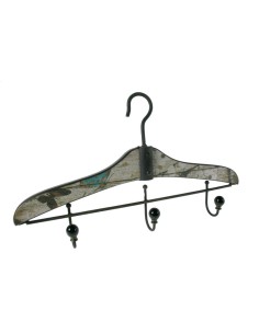 Penjador de fusta amb forma de perxa. Mesures: 33x7x57 cm.