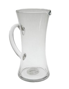 Jarra de vidrio para agua y bebidas capacidad 1,5 l. estilo clásico utensilio de mesa. Medidas: 25x12x12 cm.