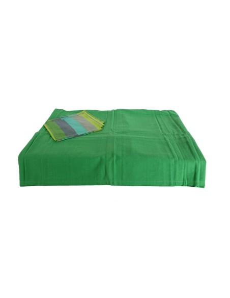 Mantel de color verde con 4 servilletas. Medidas: 150x150 cm.