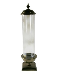 Urna hurricane de vidre amb base de metall i tapa superior per a decoració i ambient llar destil clàssic. Mides: 65xØ 15 cm.