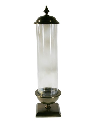 Urna hurricane de cristal con base de metal y tapa superior para decoración y ambiente hogar de estilo clásico.