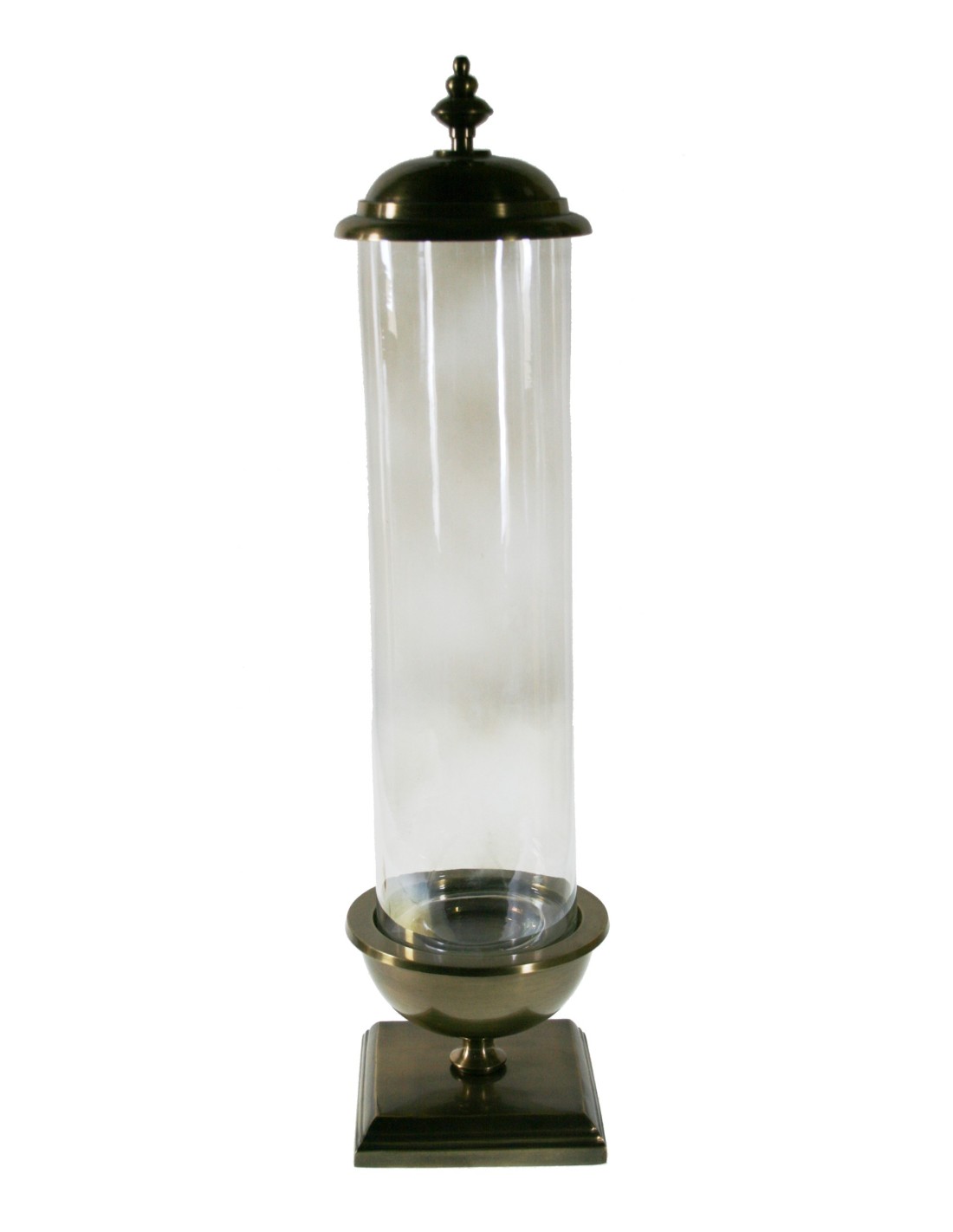 Urna hurricane de cristal con base de metal y tapa superior para decoración y ambiente hogar de estilo clásico.