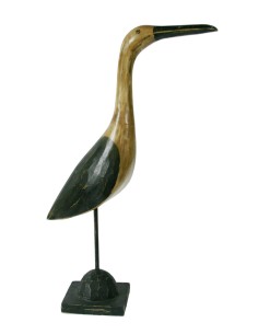 Figura decorativa ave marina de madera maciza con pedestal. Medidas: 50x10x25 cm.