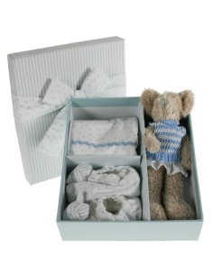 Pack de regalo para recién nacido osito de peluche babero zapatos con cajita de presentación en color azul.