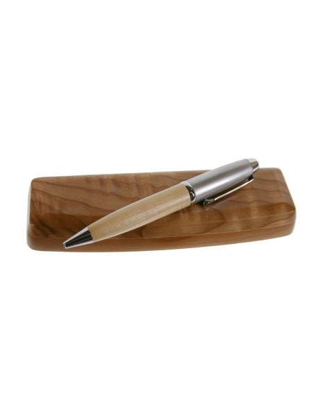 Bolígrafo de madera con estuche. Medidas bolígrafo: 14xØ1,5 cm.