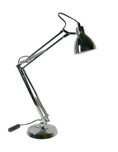 Lámpara de escritorio de metal cromado estilo retro para estudio o trabajo decoración hogar y oficina. Medidas: 70x37x15 cm.