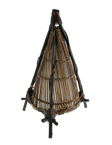 Llum de taula amb forma Piràmide realitza amb canyes per a decoració llar ètnic. Mesures: 50xØ30 cm.