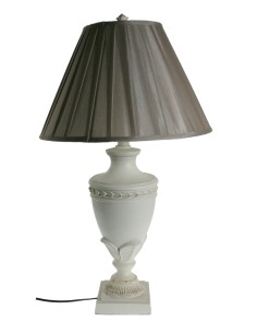 Lámpara de sobremesa base decapada color blanco estilo vintage decoración hogar. Medidas: 80xØ43 cm.